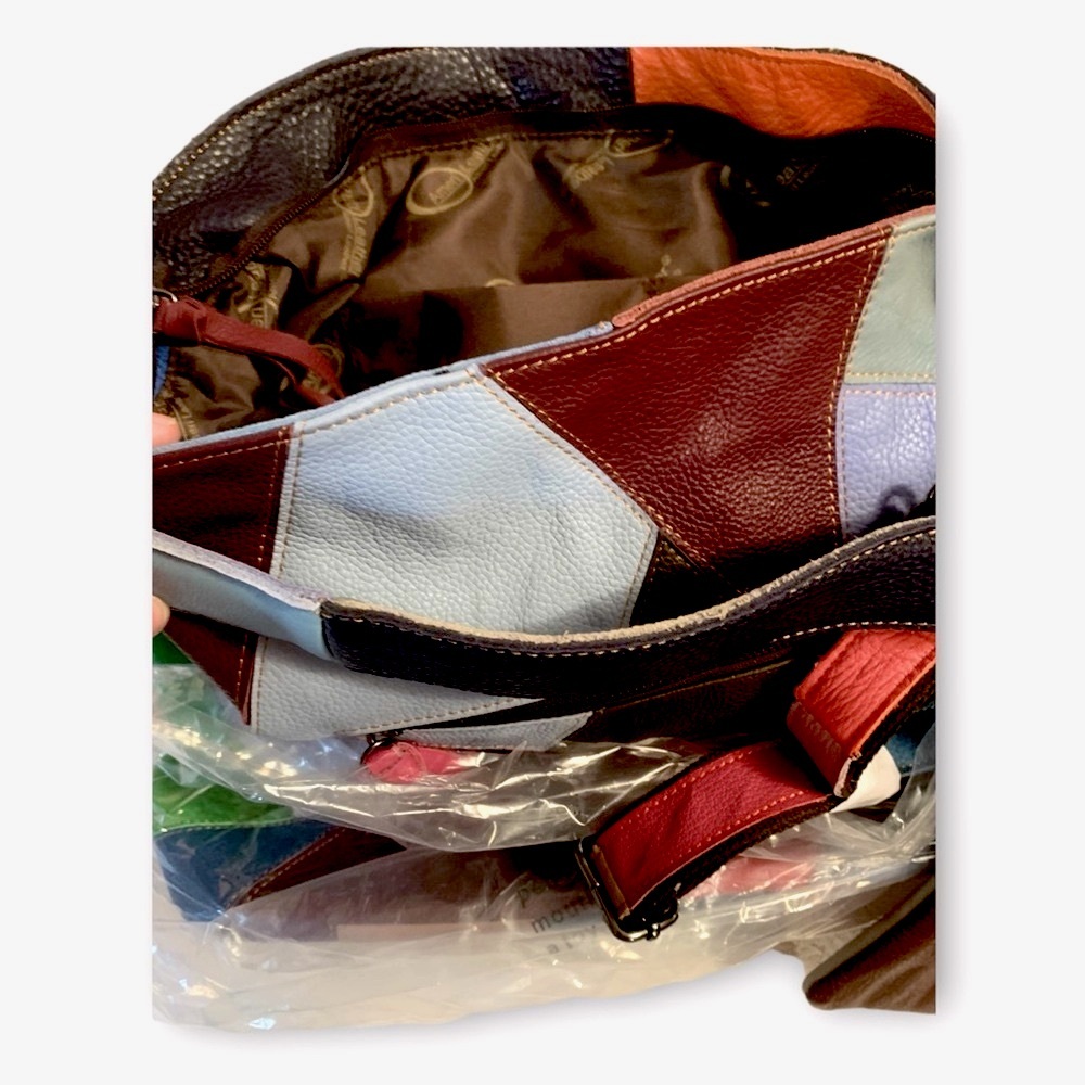 AmeriLeather Crossbody bag with tiny skull head adornments. - Picture 4 of 5